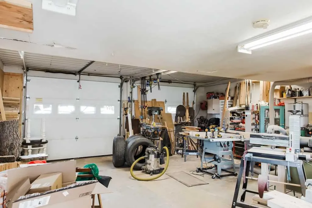 9915 101 Avenue Clairmont AB T8X 5A5