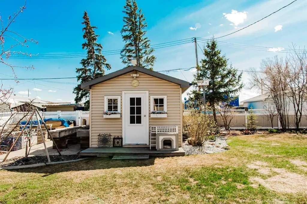 9915 101 Avenue Clairmont AB T8X 5A5
