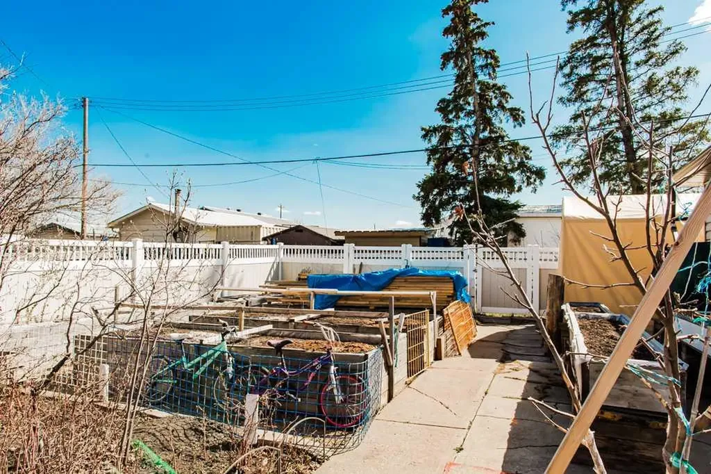 9915 101 Avenue Clairmont AB T8X 5A5