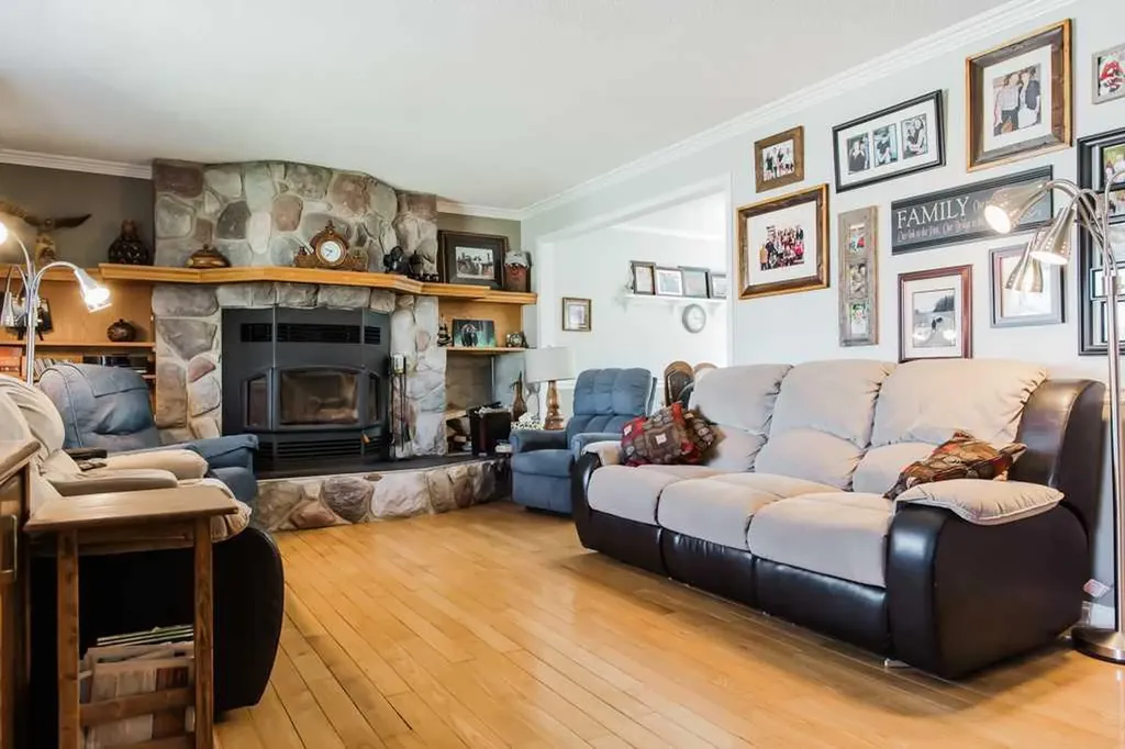 9915 101 Avenue Clairmont AB T8X 5A5