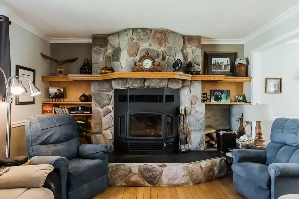 9915 101 Avenue Clairmont AB T8X 5A5