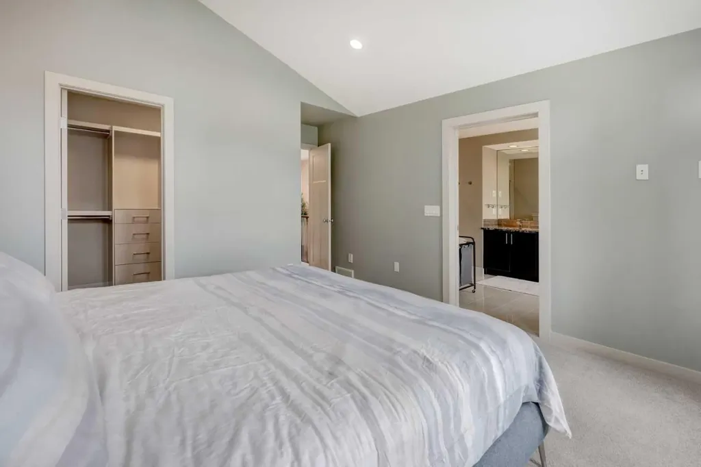 4520B 17 Avenue NW Calgary AB T3B0P1