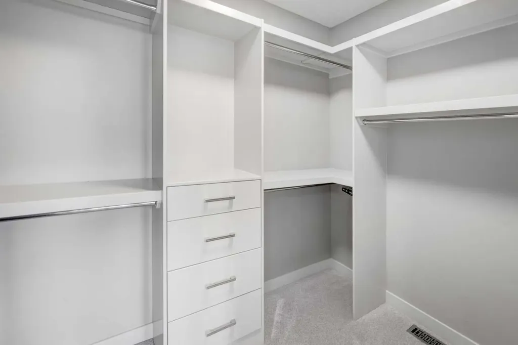 4520B 17 Avenue NW Calgary AB T3B0P1