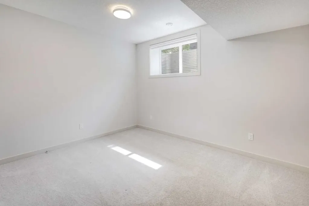 4520B 17 Avenue NW Calgary AB T3B0P1