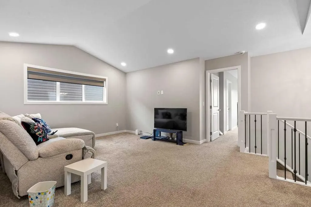 107 Lucas Terrace NW Calgary AB T3P 1P9