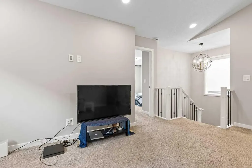 107 Lucas Terrace NW Calgary AB T3P 1P9