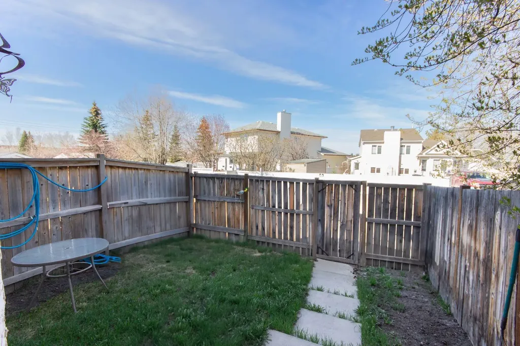 16 Davis Close Red Deer AB T4R 2L4