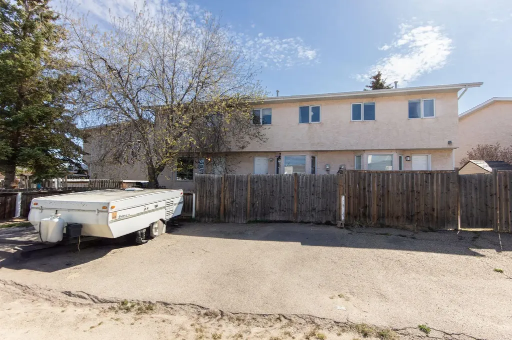 16 Davis Close Red Deer AB T4R 2L4