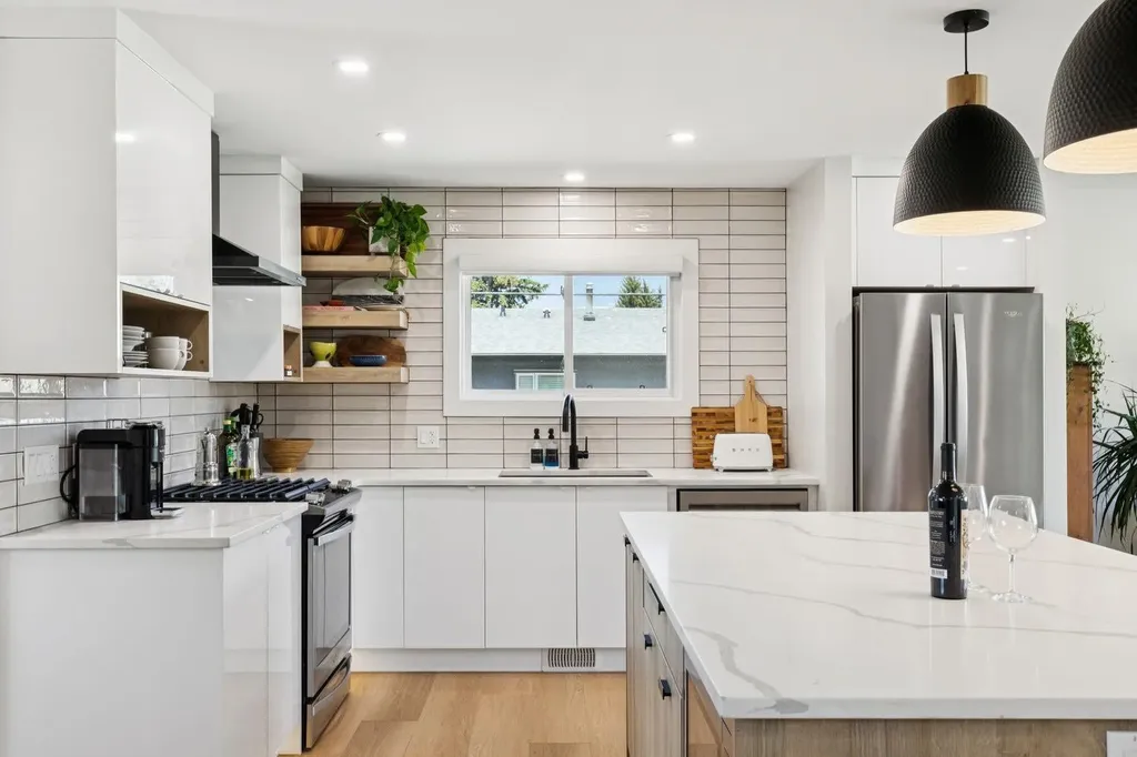 9723 3 Street SE Calgary AB T2J 0W9