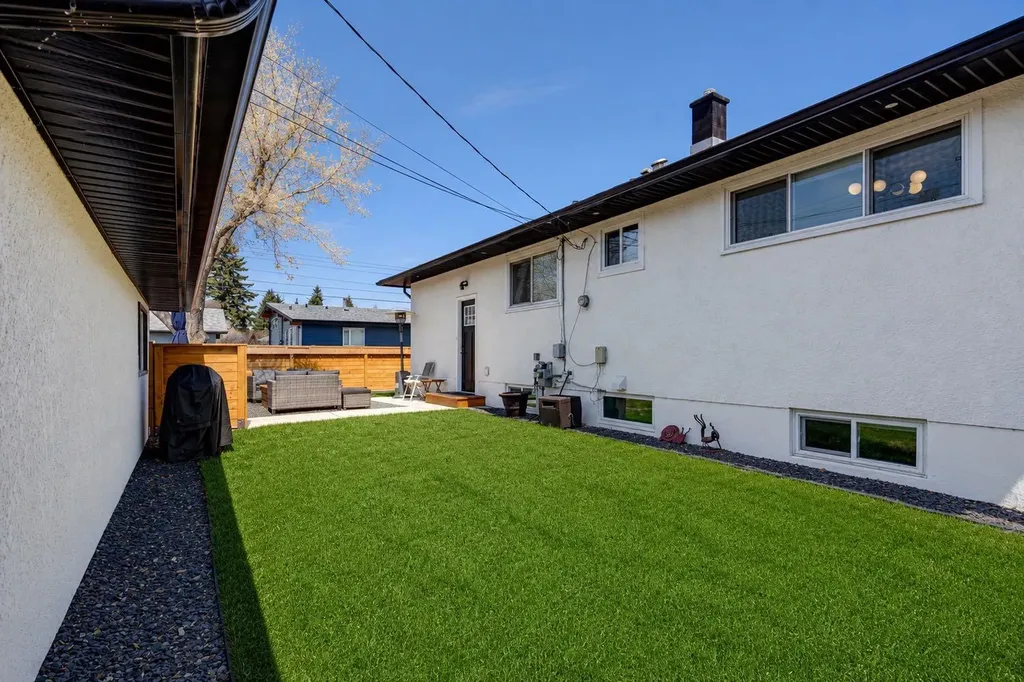 9723 3 Street SE Calgary AB T2J 0W9