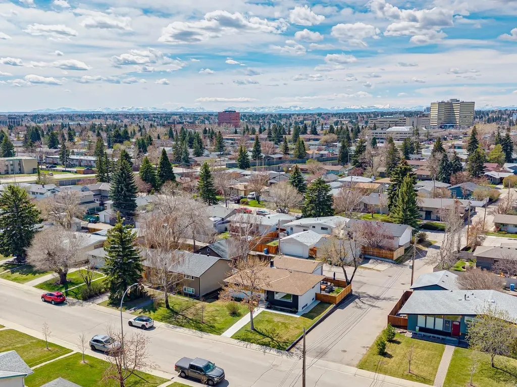 9723 3 Street SE Calgary AB T2J 0W9