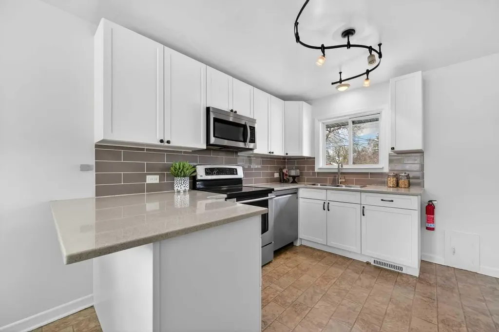 3112 34 Avenue SW Calgary AB T3E 0Z1
