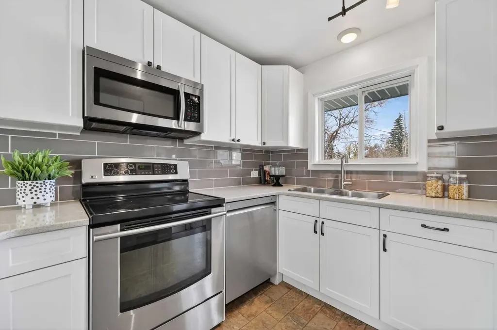 3112 34 Avenue SW Calgary AB T3E 0Z1