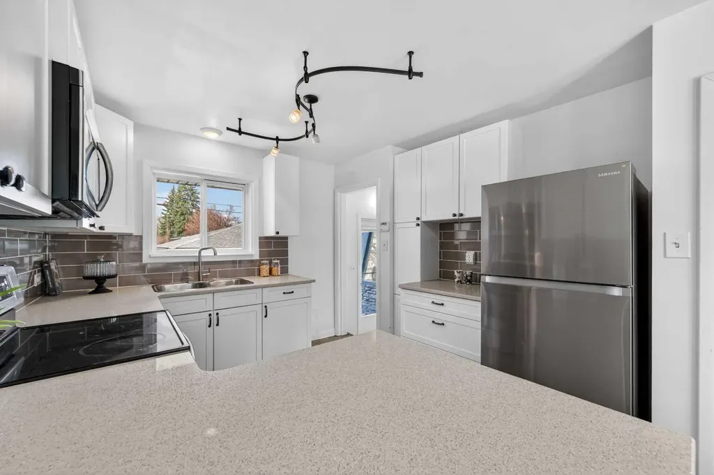 3112 34 Avenue SW Calgary AB T3E 0Z1