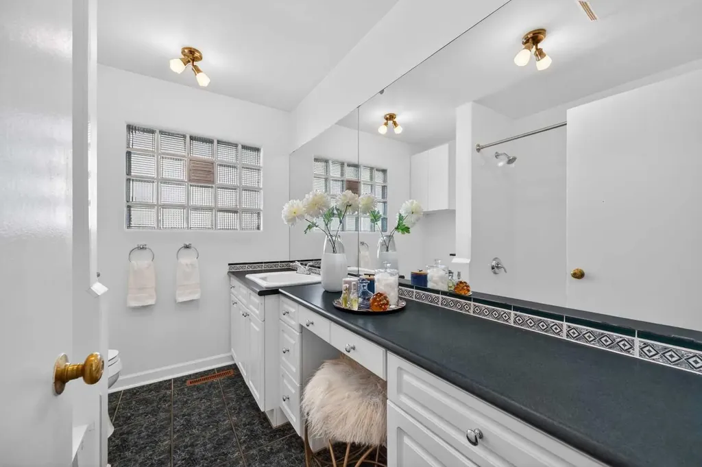 3112 34 Avenue SW Calgary AB T3E 0Z1
