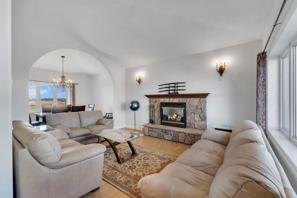 113127 450 Avenue E Rural Foothills County AB T1V 1N4
