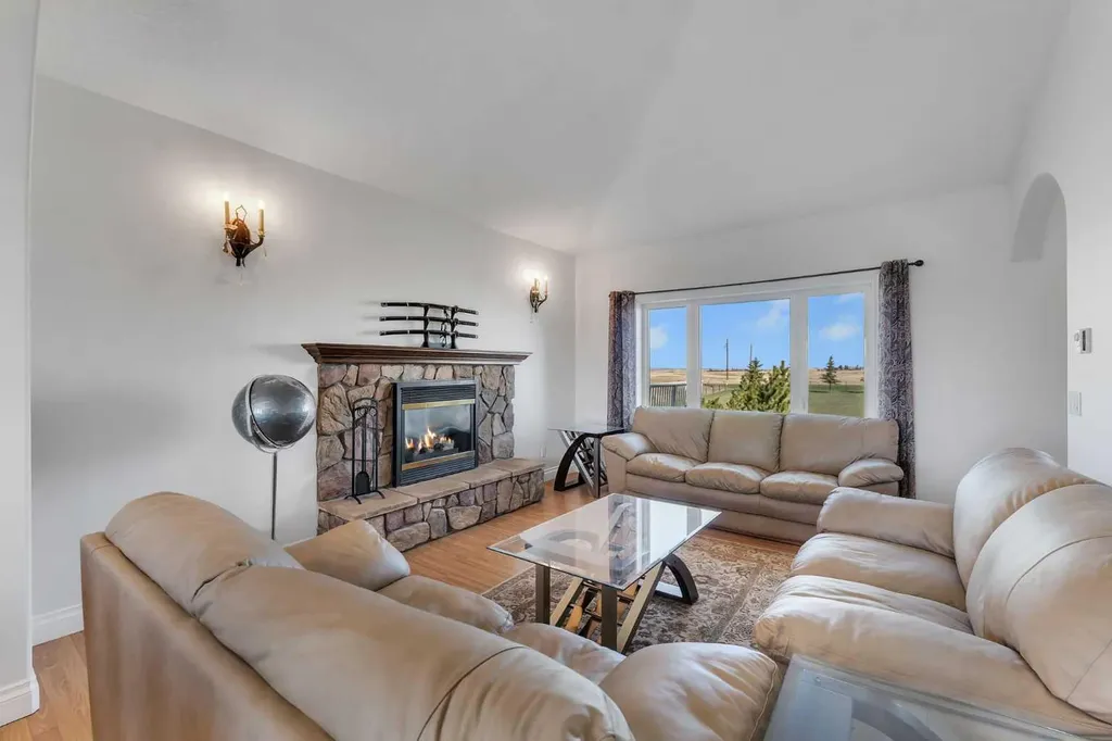 113127 450 Avenue E Rural Foothills County AB T1V 1N4