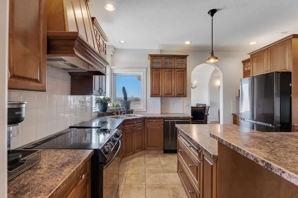 113127 450 Avenue E Rural Foothills County AB T1V 1N4