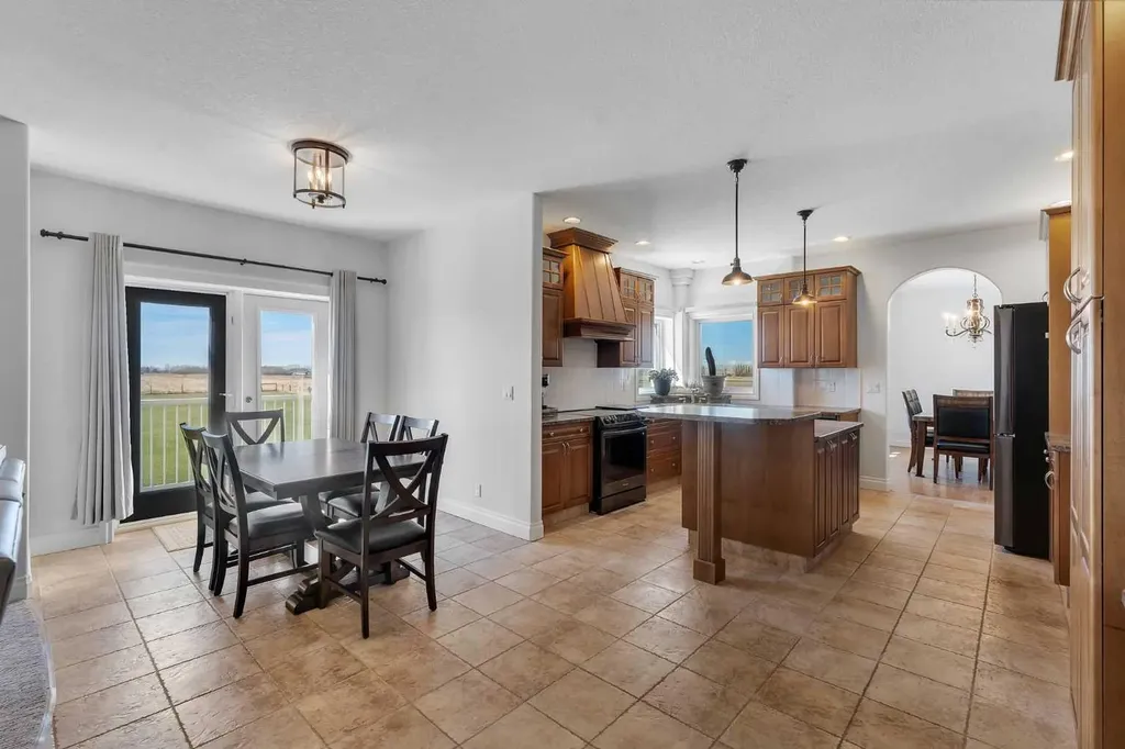 113127 450 Avenue E Rural Foothills County AB T1V 1N4