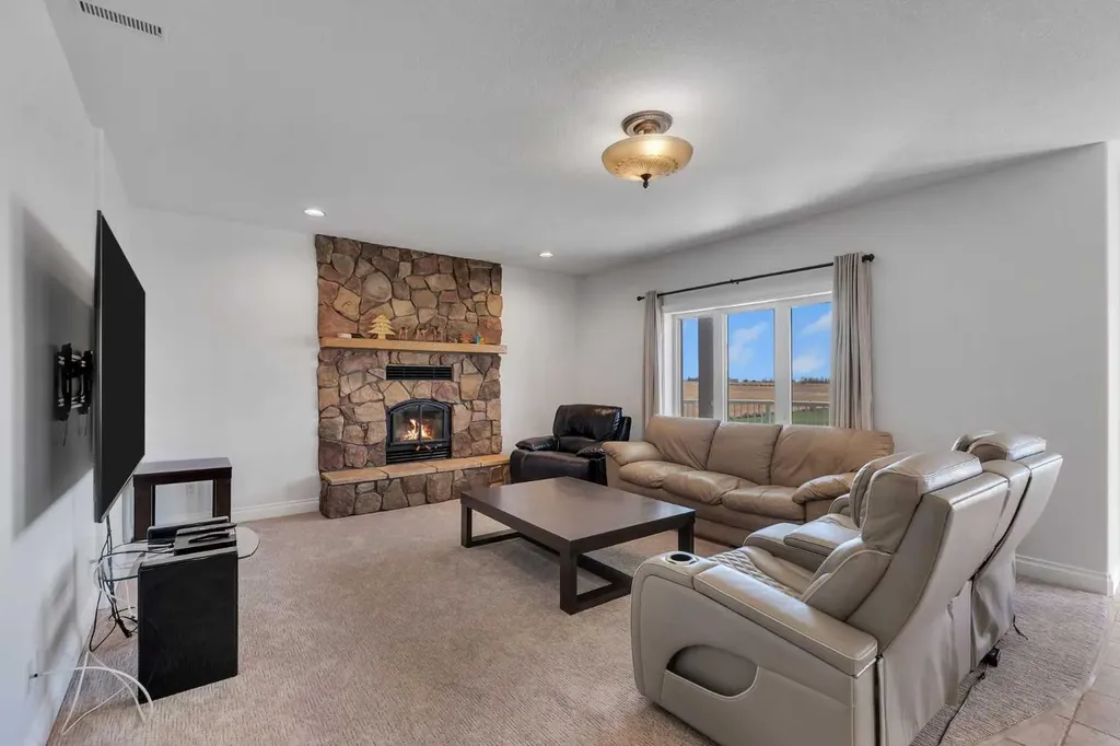 113127 450 Avenue E Rural Foothills County AB T1V 1N4