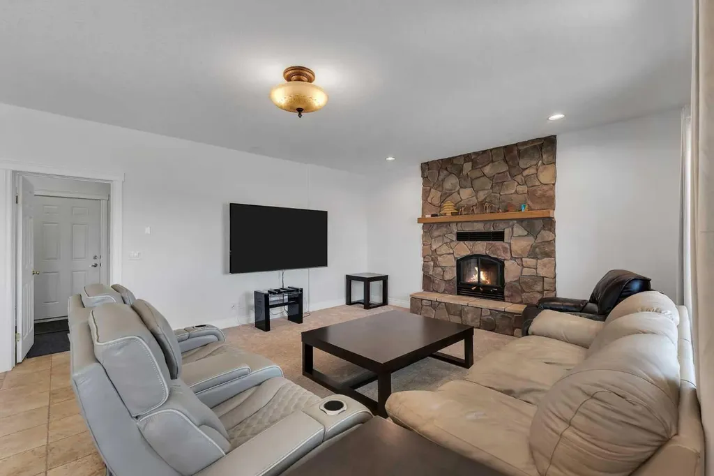 113127 450 Avenue E Rural Foothills County AB T1V 1N4