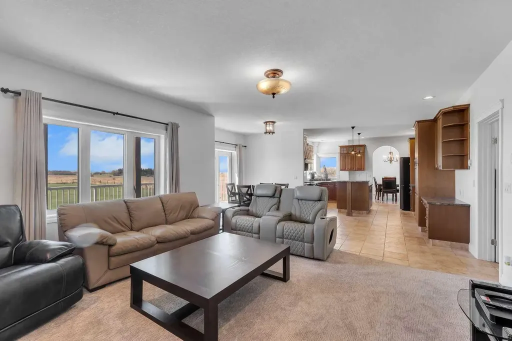 113127 450 Avenue E Rural Foothills County AB T1V 1N4