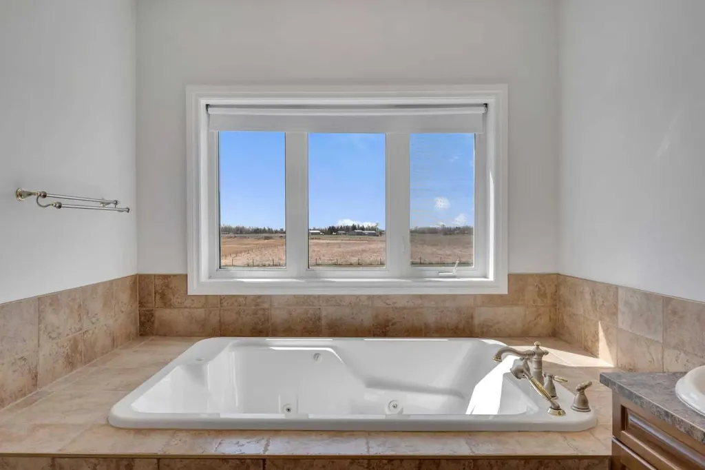 113127 450 Avenue E Rural Foothills County AB T1V 1N4