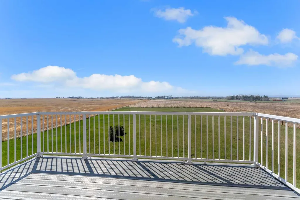 113127 450 Avenue E Rural Foothills County AB T1V 1N4