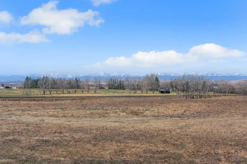 113127 450 Avenue E Rural Foothills County AB T1V 1N4