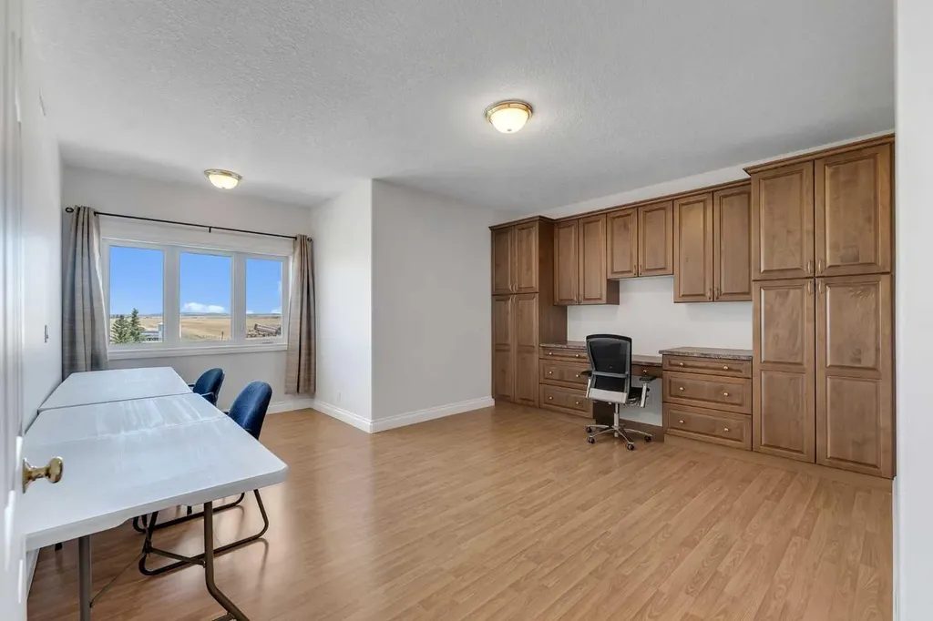 113127 450 Avenue E Rural Foothills County AB T1V 1N4