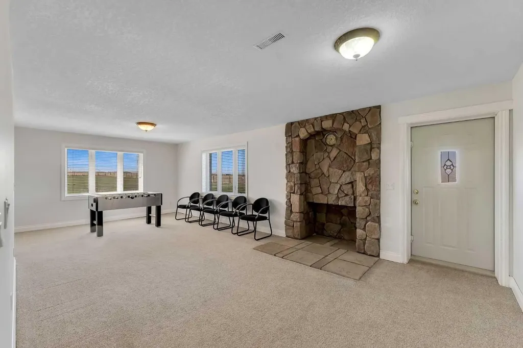 113127 450 Avenue E Rural Foothills County AB T1V 1N4