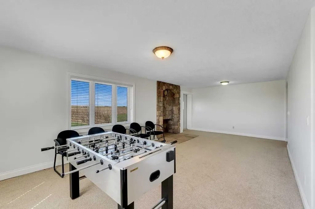 113127 450 Avenue E Rural Foothills County AB T1V 1N4