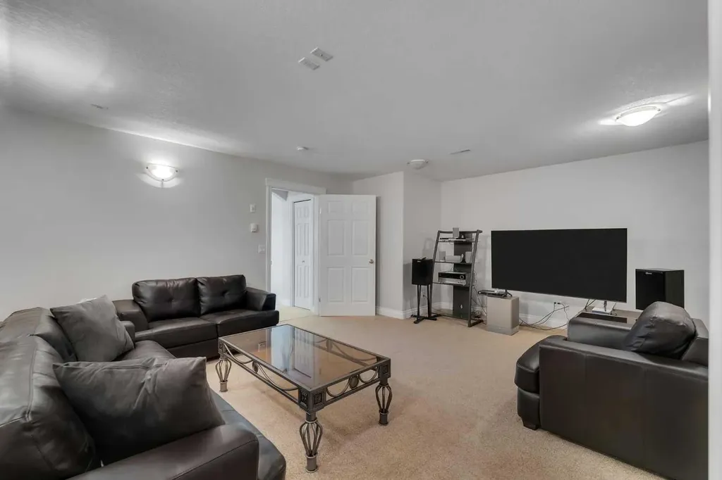 113127 450 Avenue E Rural Foothills County AB T1V 1N4