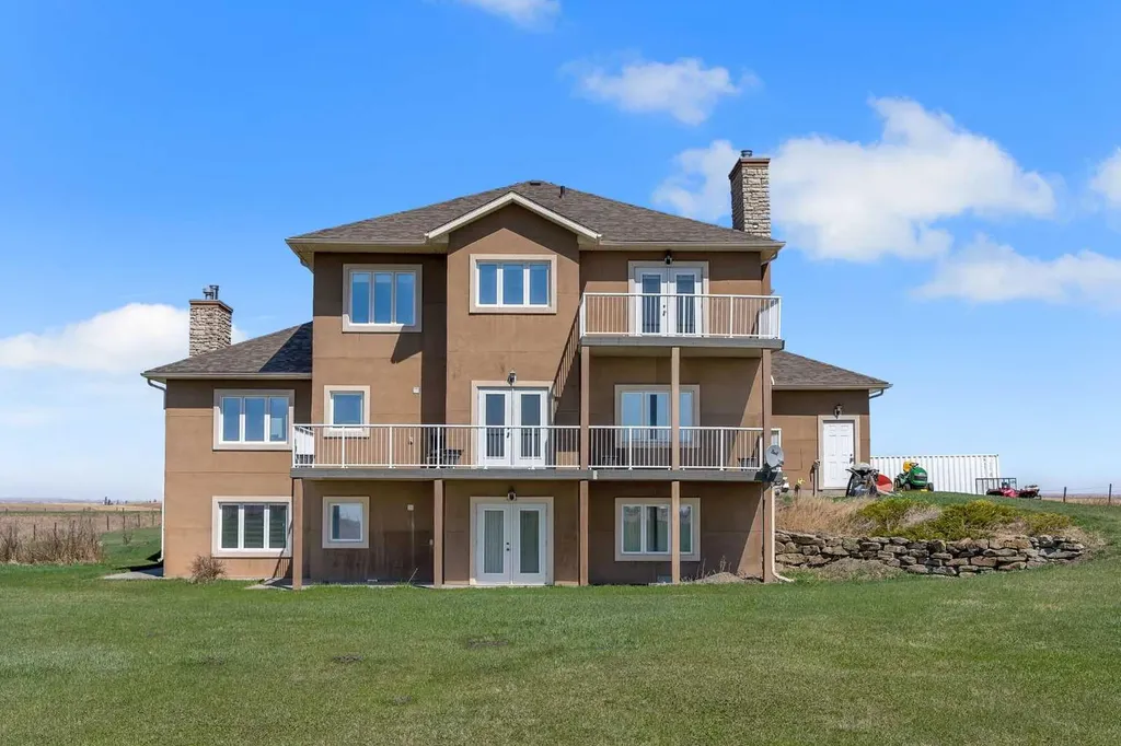 113127 450 Avenue E Rural Foothills County AB T1V 1N4