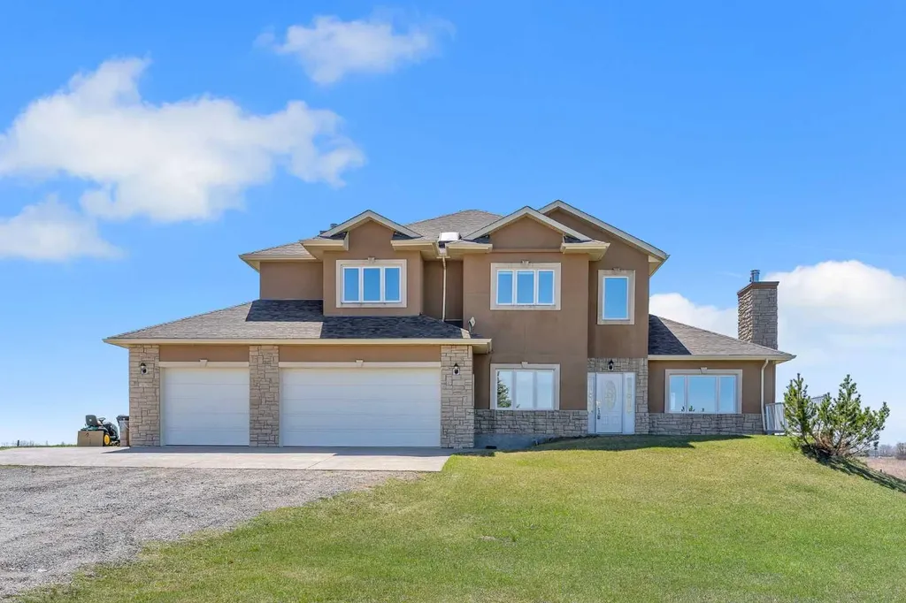 113127 450 Avenue E Rural Foothills County AB T1V 1N4