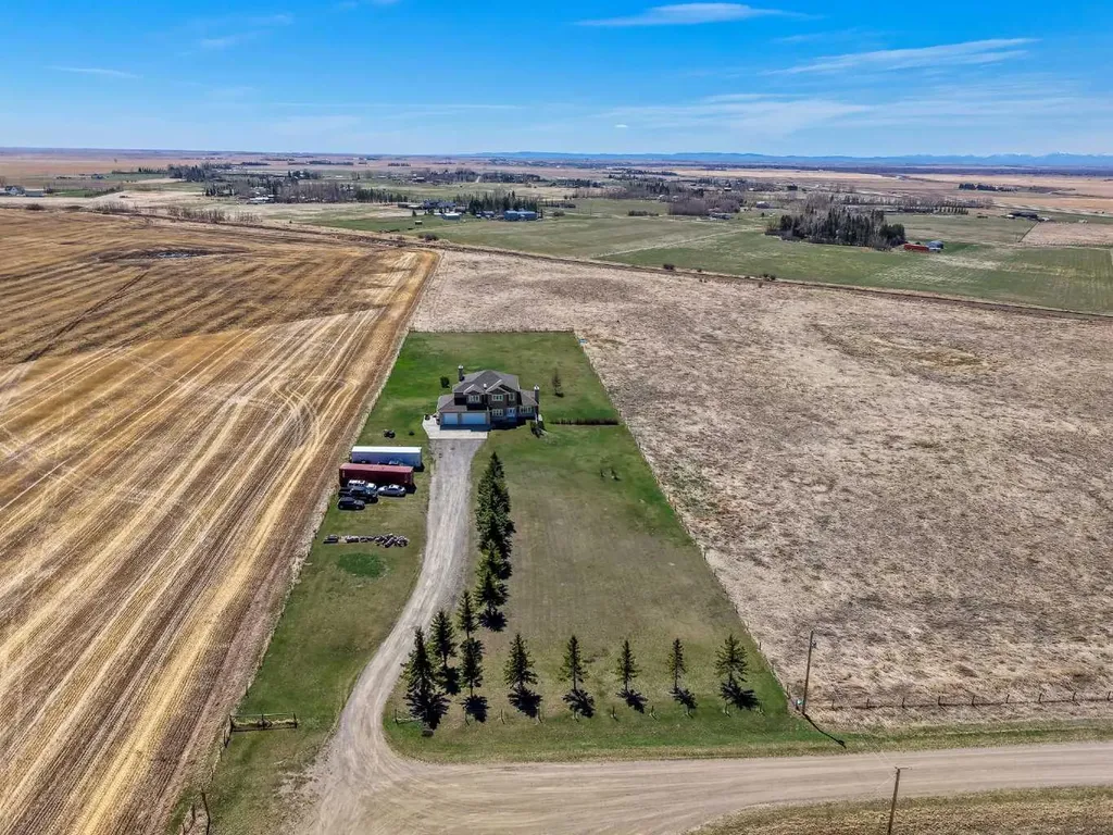 113127 450 Avenue E Rural Foothills County AB T1V 1N4