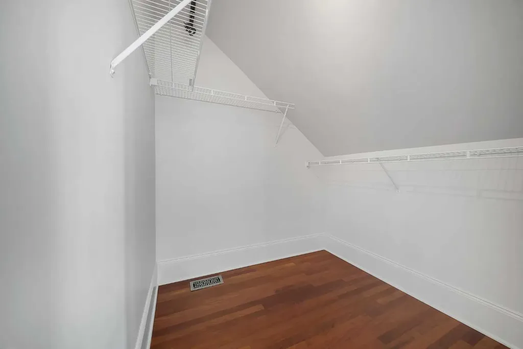 1010 19 Avenue SE Calgary AB T2G 1M2