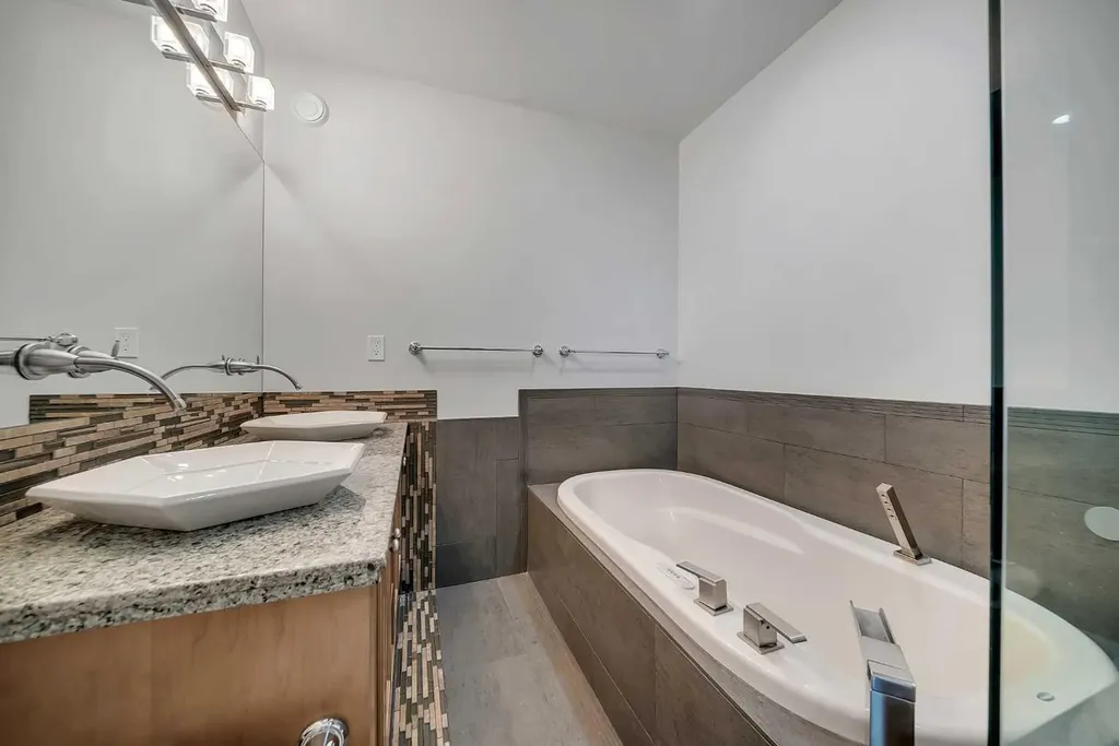 1010 19 Avenue SE Calgary AB T2G 1M2