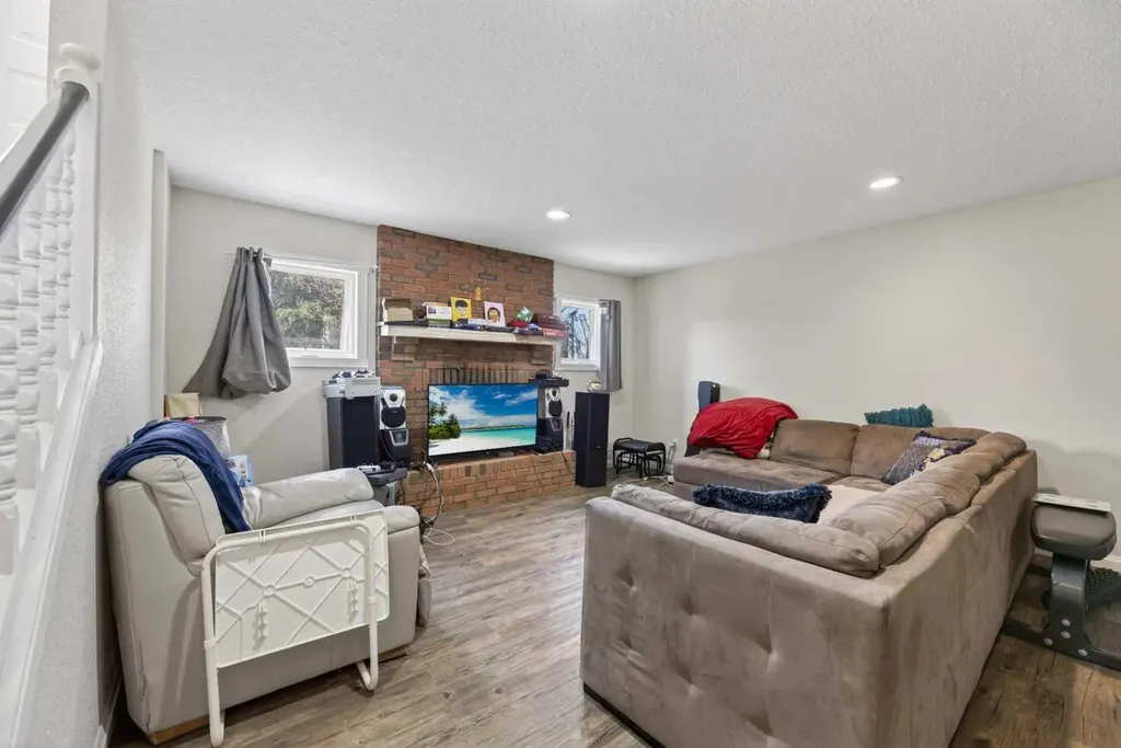 5218 Silverpark Close Olds AB T4H 1B3
