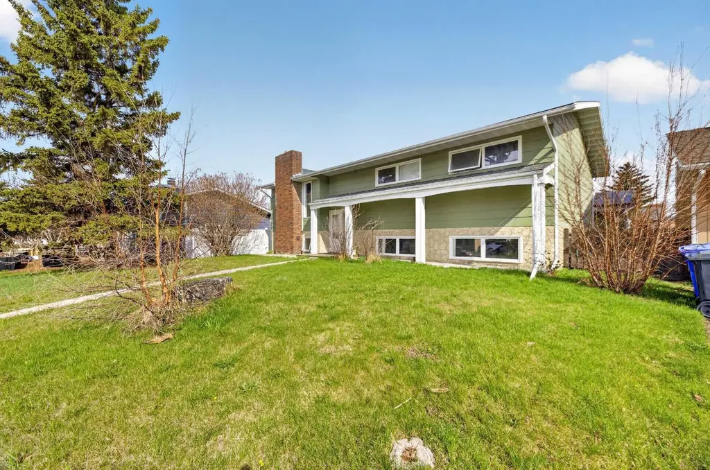 5218 Silverpark Close Olds AB T4H 1B3