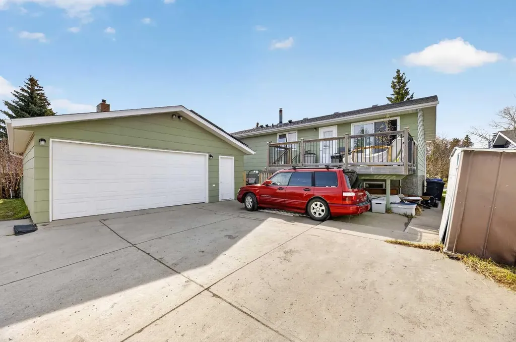5218 Silverpark Close Olds AB T4H 1B3