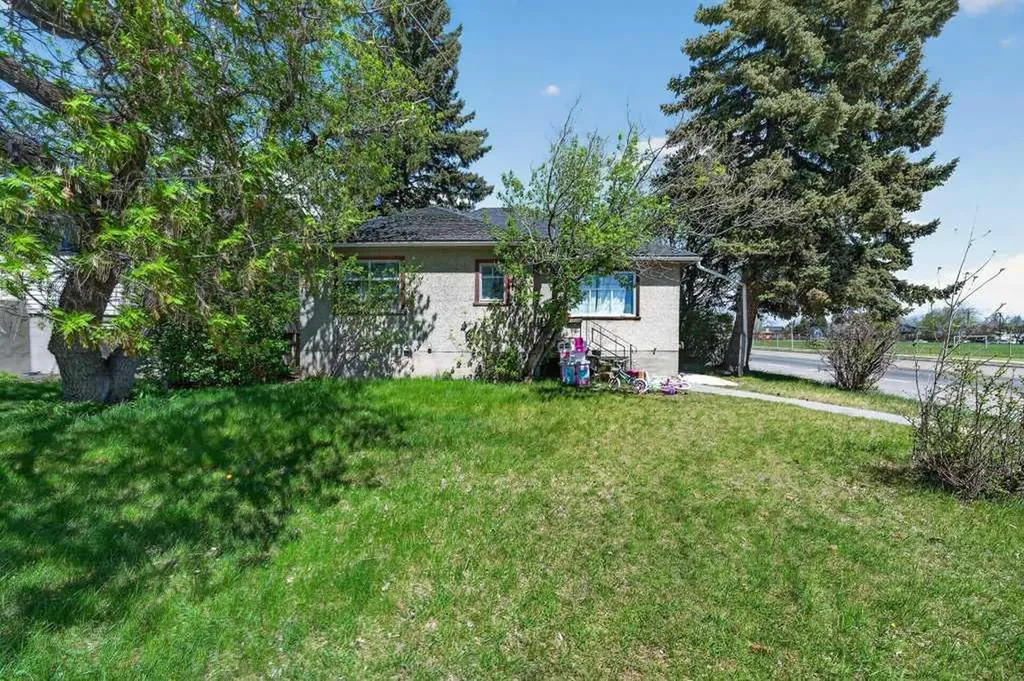 1102 21 Avenue NW Calgary AB T2M 1K9