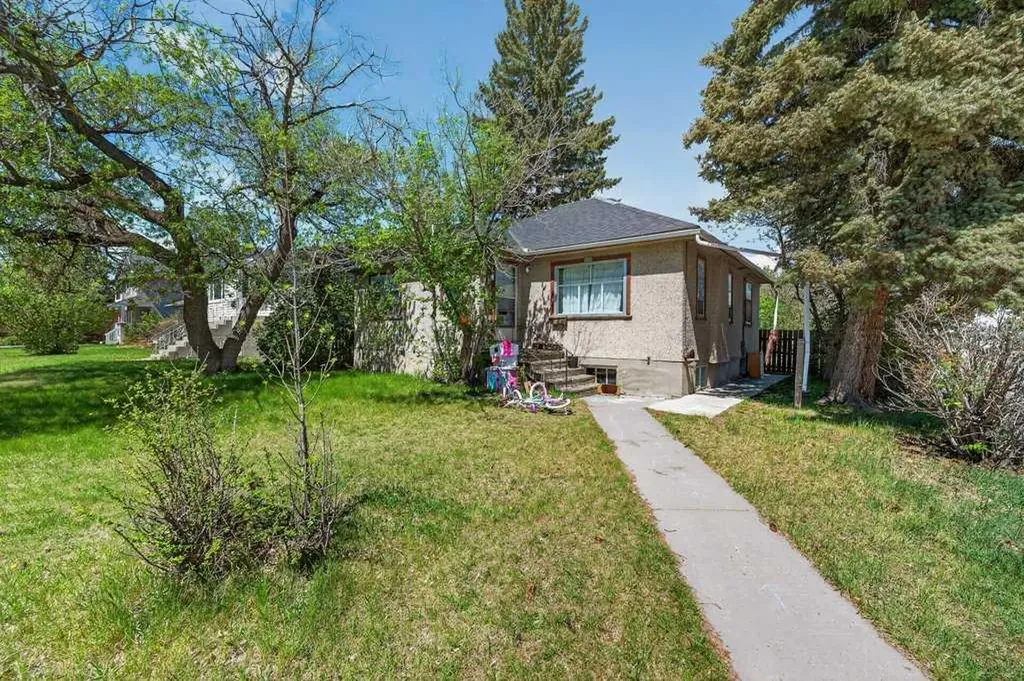 1102 21 Avenue NW Calgary AB T2M 1K9