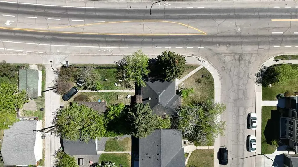 1102 21 Avenue NW Calgary AB T2M 1K9