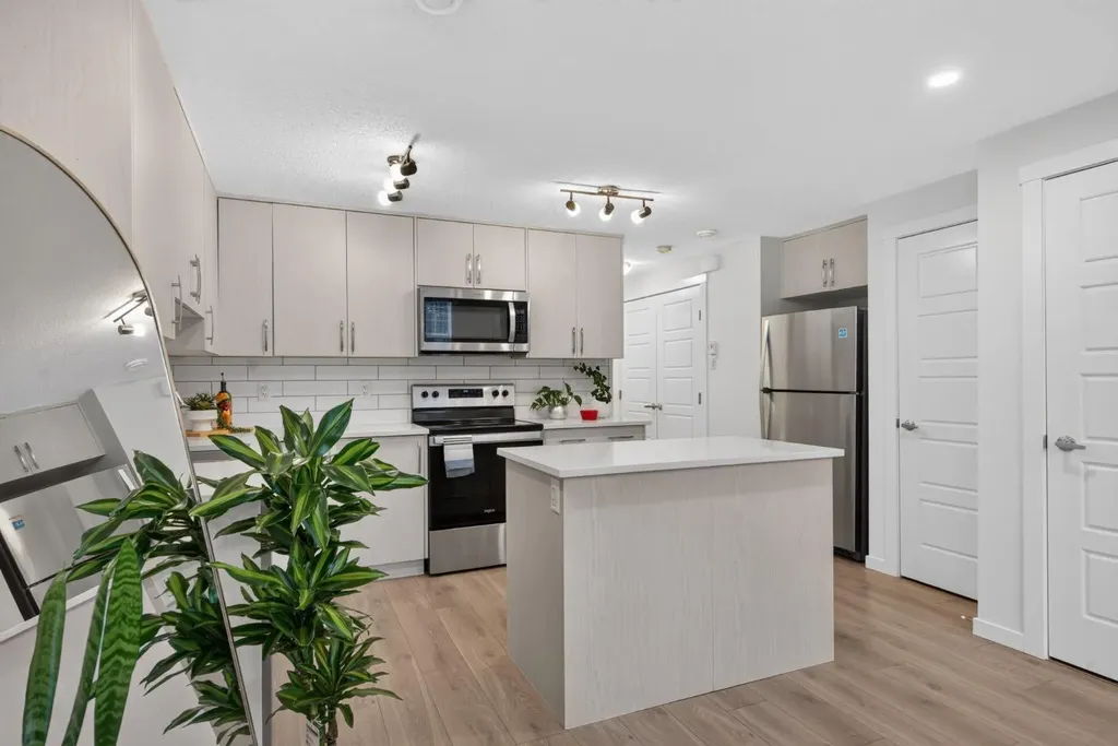 461 Cranbrook Square SE Calgary AB T3M2E3