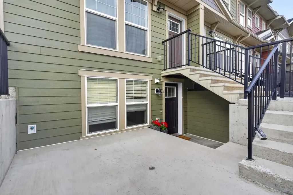 461 Cranbrook Square SE Calgary AB T3M2E3