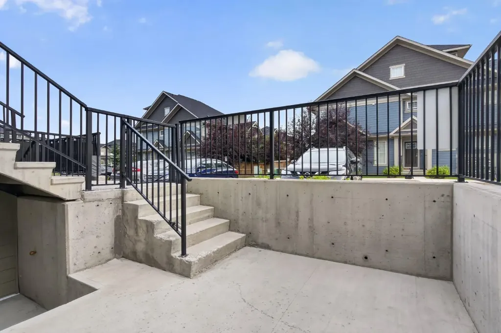 461 Cranbrook Square SE Calgary AB T3M2E3