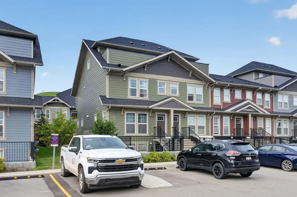461 Cranbrook Square SE Calgary AB T3M2E3