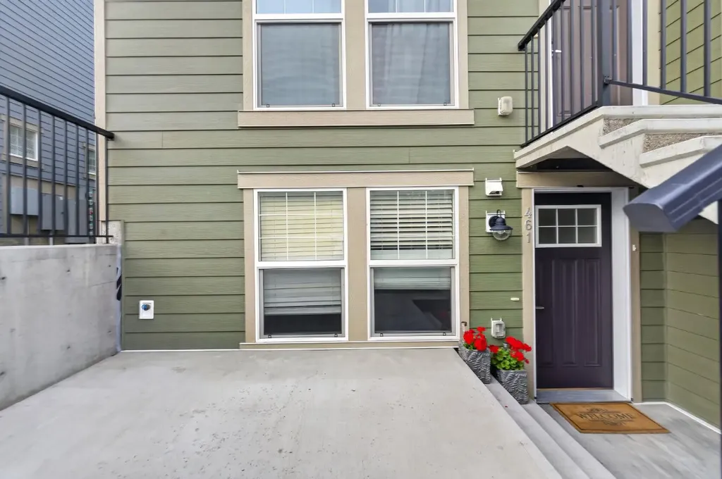 461 Cranbrook Square SE Calgary AB T3M2E3