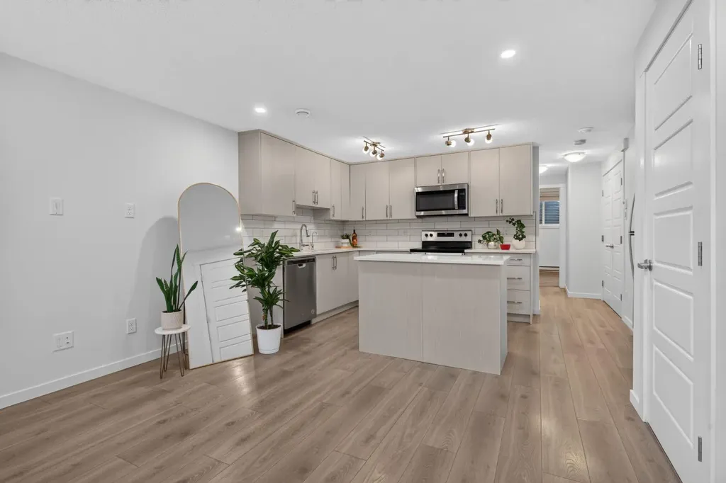 461 Cranbrook Square SE Calgary AB T3M2E3